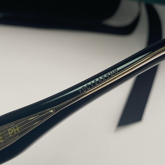 New Authentic Gucci Clear Photocromatic Cat Eye Ladies Sunglasses GG1083S 001 - Picture 13 of 17